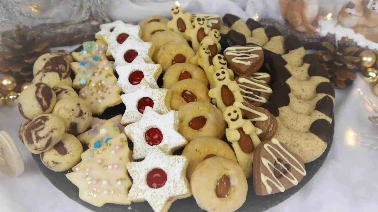 Bunter Plätzchenteller mit verschiedenen Keksen und Plätzchen für das Fest