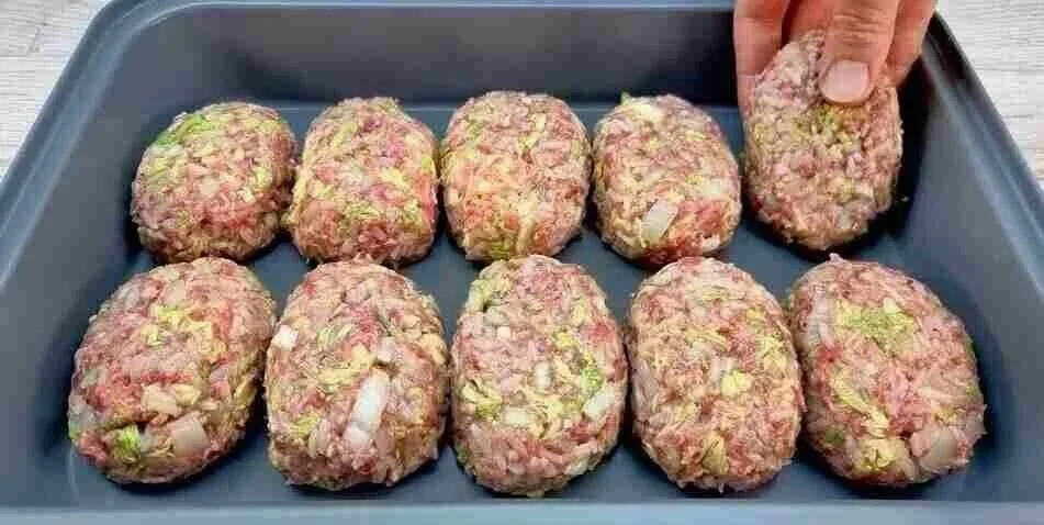 Frikadellen aus dem Backofen, knusprig und lecker serviert auf einem Teller