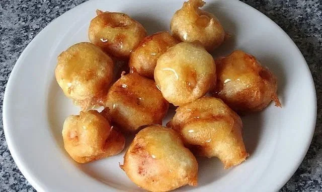 Gebackene Banane mit Honig, ein köstlicher und einfacher Dessert.