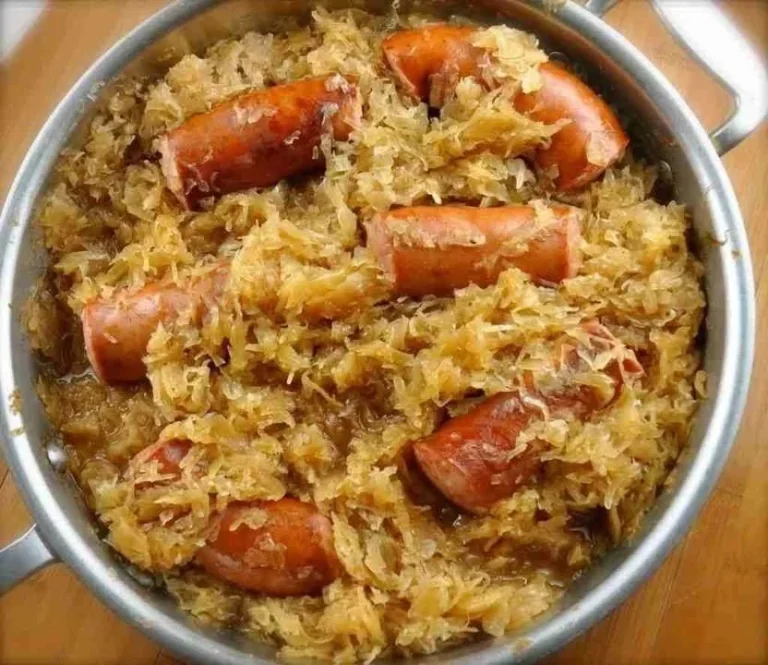 Geschmorter Weißkohl in einer Pfanne mit Gewürzen zubereitet