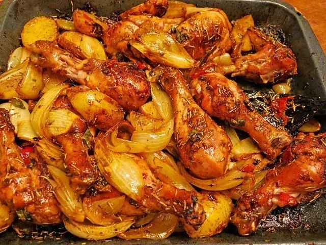 Kreative Zubereitung von Hähnchenschenkel in einer modernen Rezeptidee.