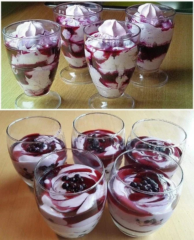 Cremiges Heidelbeer-Mascarpone-Dessert in einer Schüssel serviert mit frischen Heidelbeeren.
