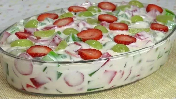 Joghurt Obst Dessert mit frischen Früchten und Joghurt