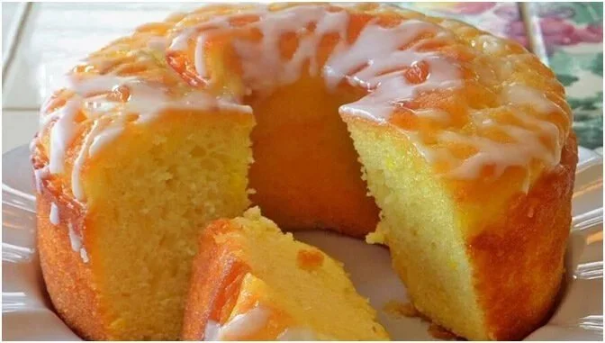 Saftiger Joghurt Zitronen Gugelhupf auf einem dekorativen Teller