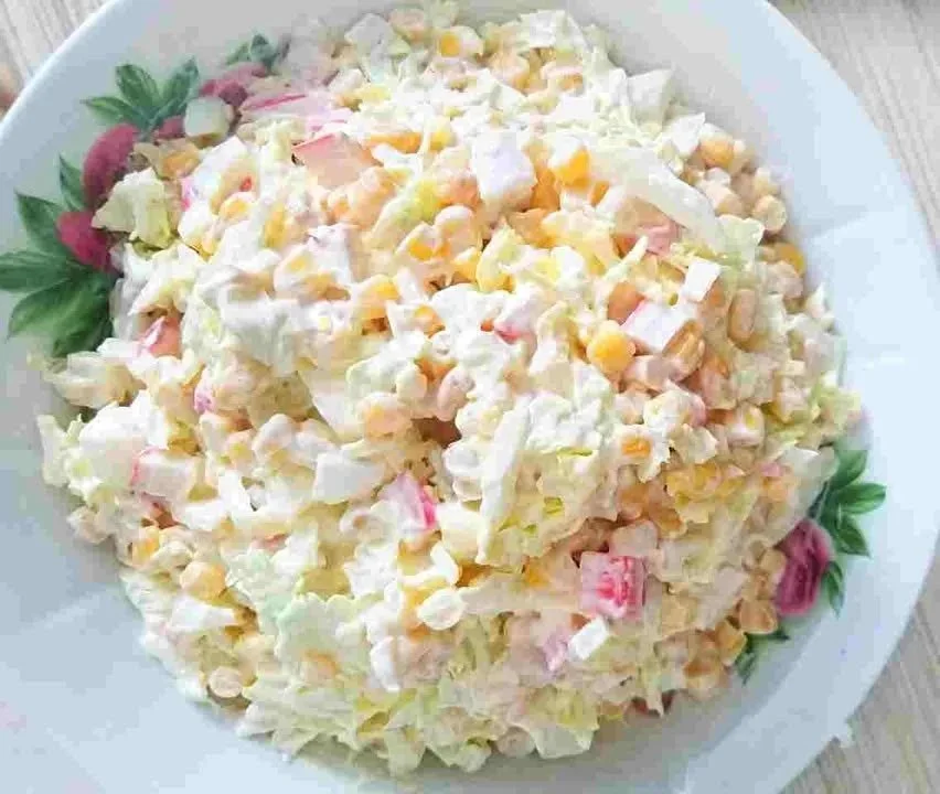 Delizioso Kartoffelsalat mit frischen Zutaten und Dressing