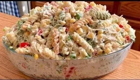 Nudelsalat mit Joghurtsoße, frisch zubereitet und lecker angerichtet.