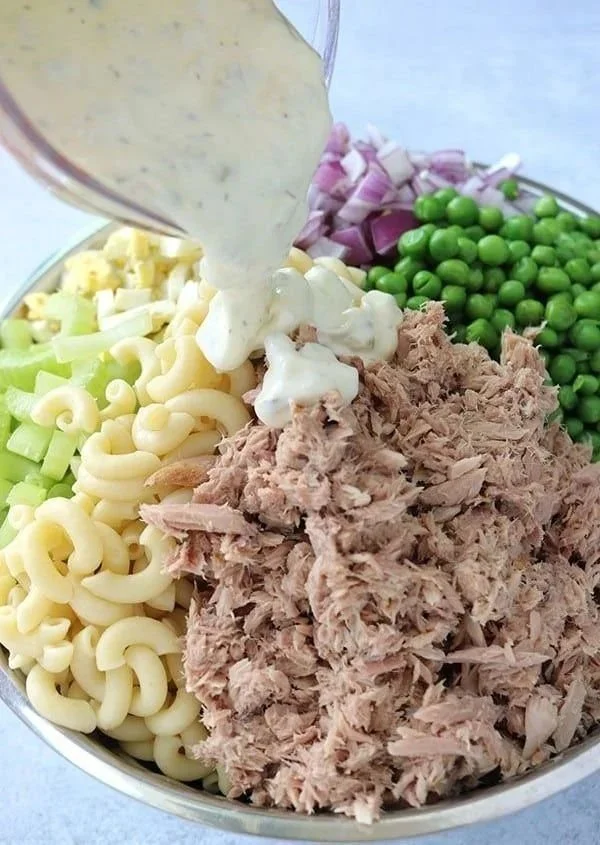 Nudelsalat mit Thunfisch auf einem Teller angerichtet