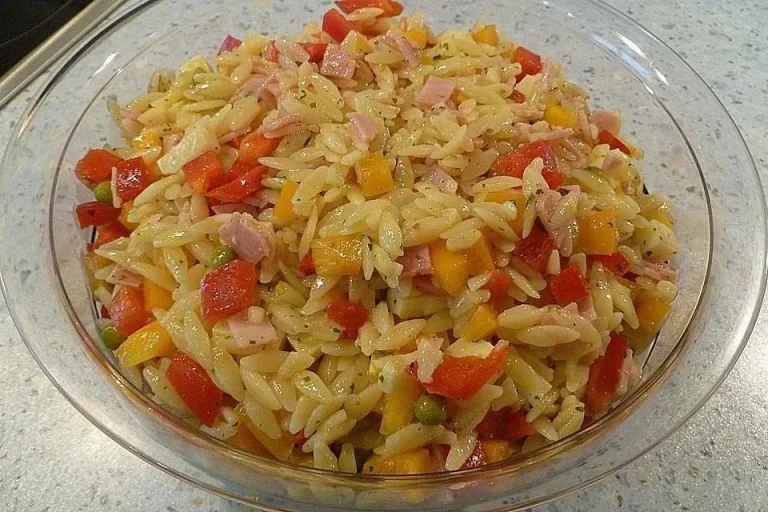Leckerer Paprika Nudelsalat mit bunten Paprika und Nudeln