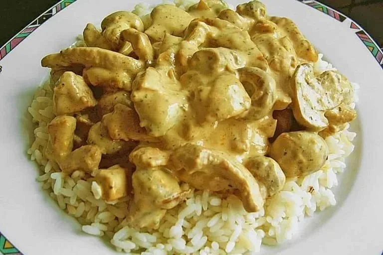 Philadelphia Geschnetzeltes mit Champignons auf einem Teller