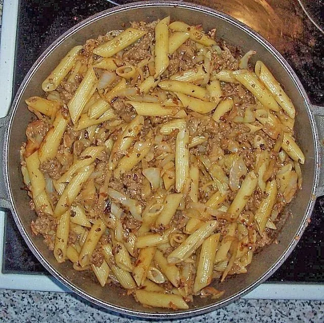 Hausgemachte polnische Krautnudeln mit Sauerkraut und Gewürzen.