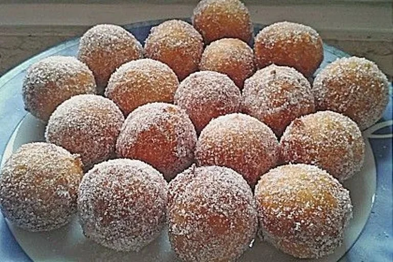 Leckere Quarkbällchen frisch gebacken als schneller Snack.