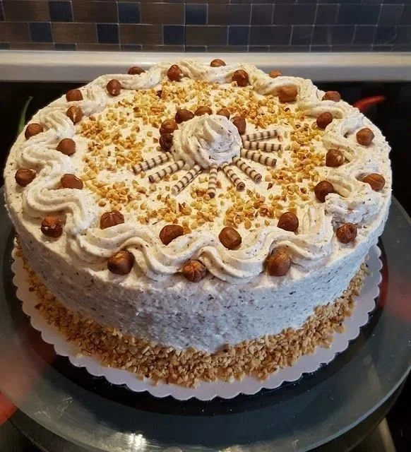 Leckere Sahne-Nuss-Torte mit cremigem Belag und knackigen Nüssen