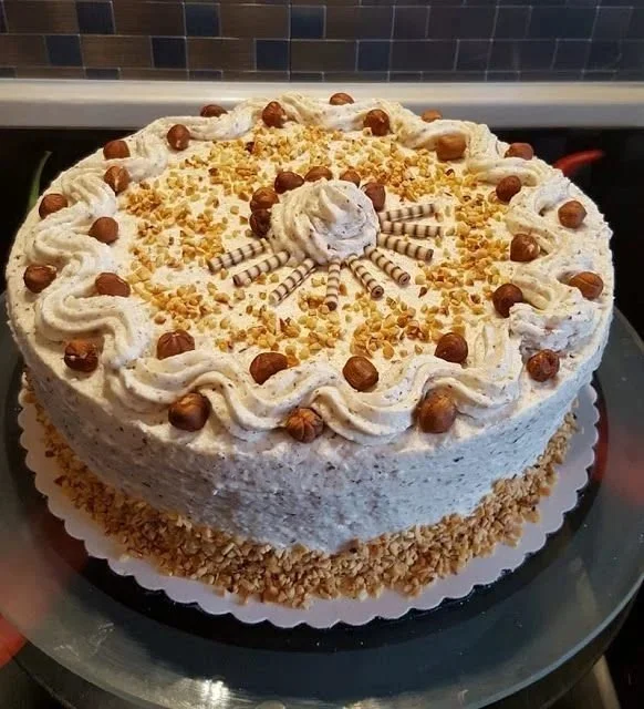 Sahne-Nuss-Torte mit Nüssen und Sahnecreme, ideal für Festlichkeiten
