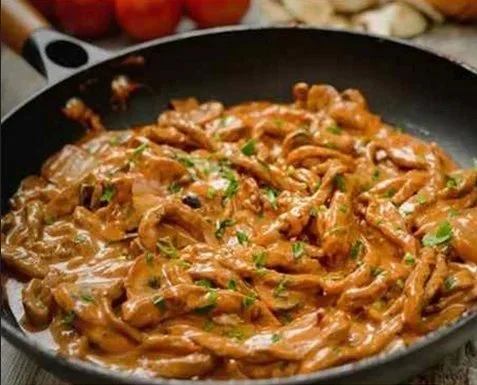 Schnelle Schweineschnitzel mit Paprika auf einem Teller angerichtet