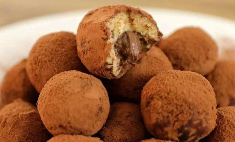 Leckere und schnelle Tiramisu-Bällchen auf einem Teller serviert