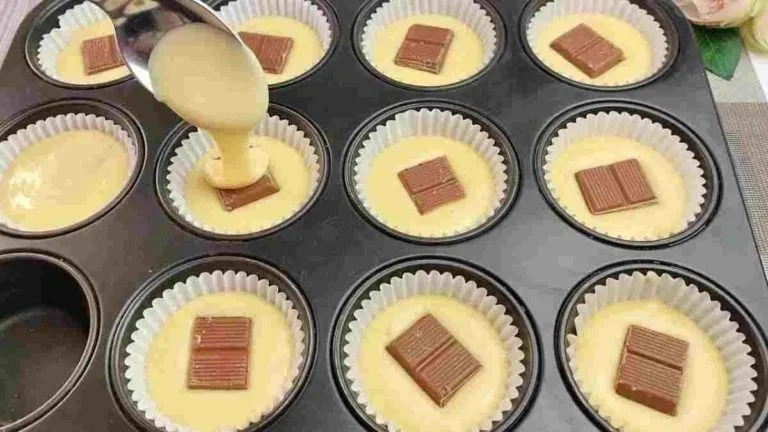 Schnelles Butter-Dessert mit Sahne und Früchten